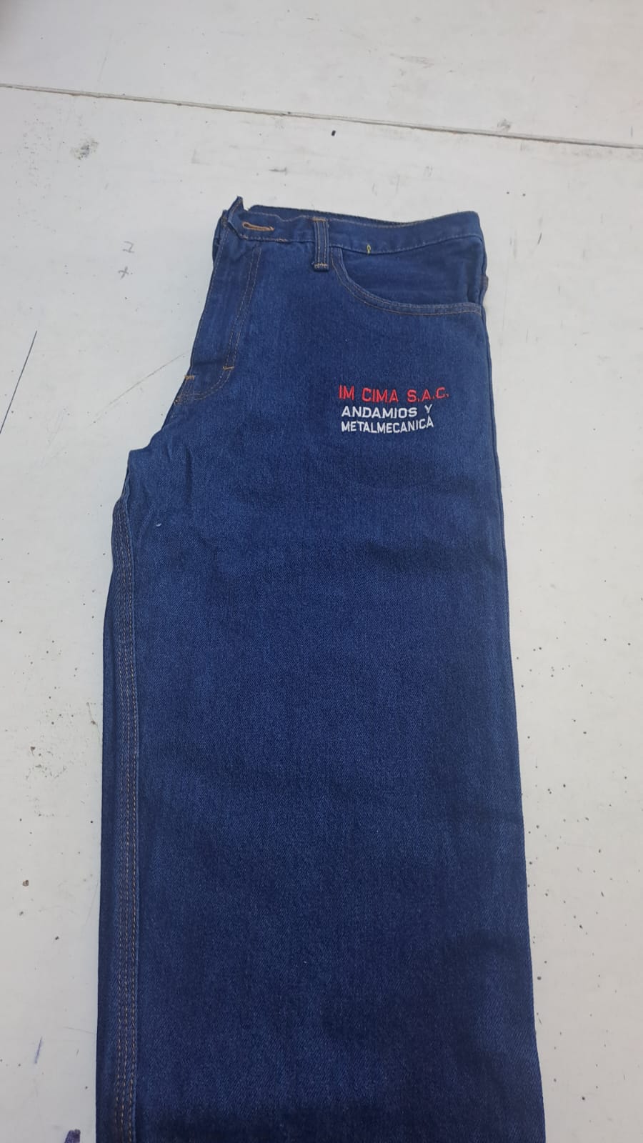 Pantalón denim bordado