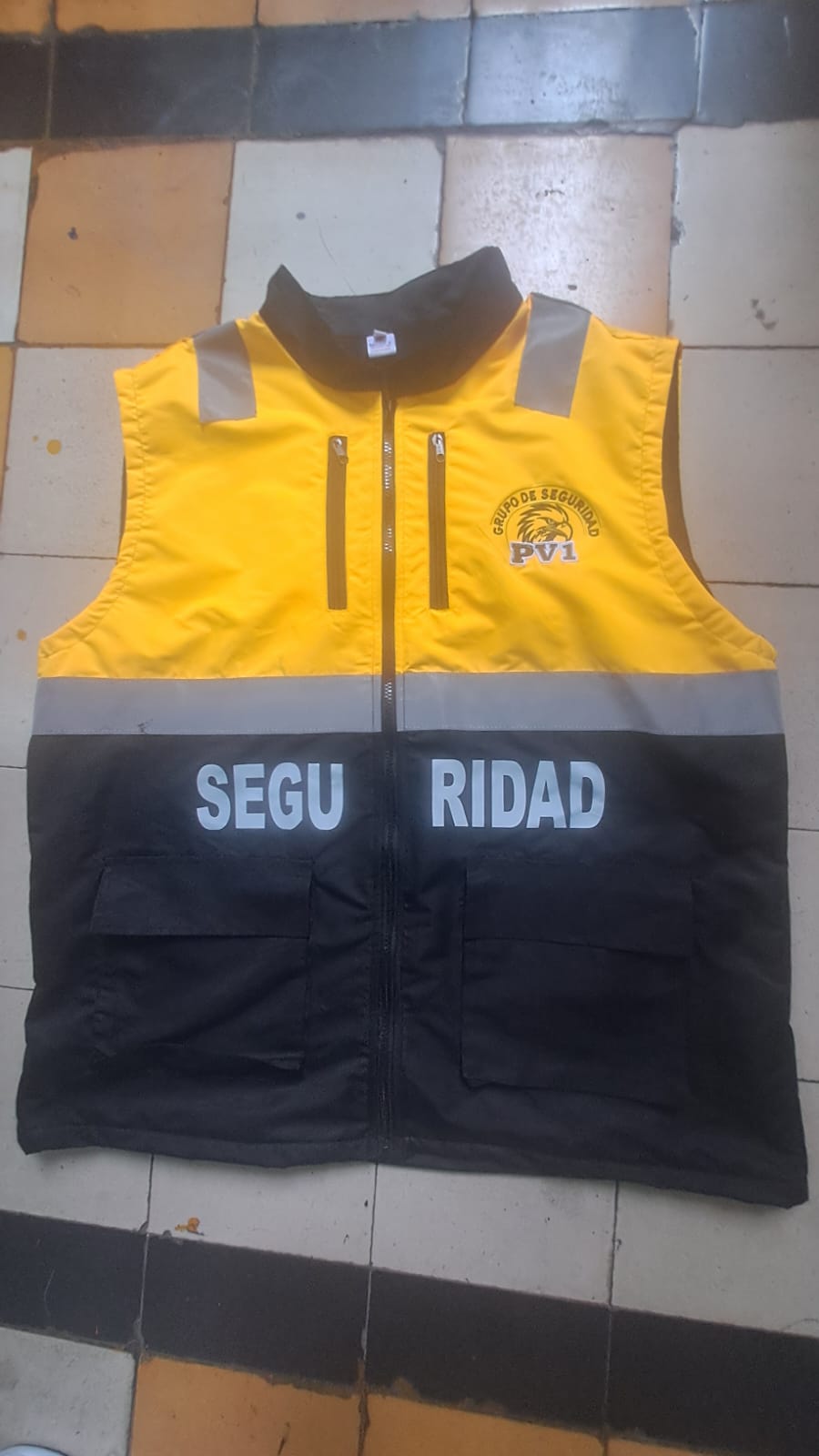 Chaleco de seguridad amarillo y azul